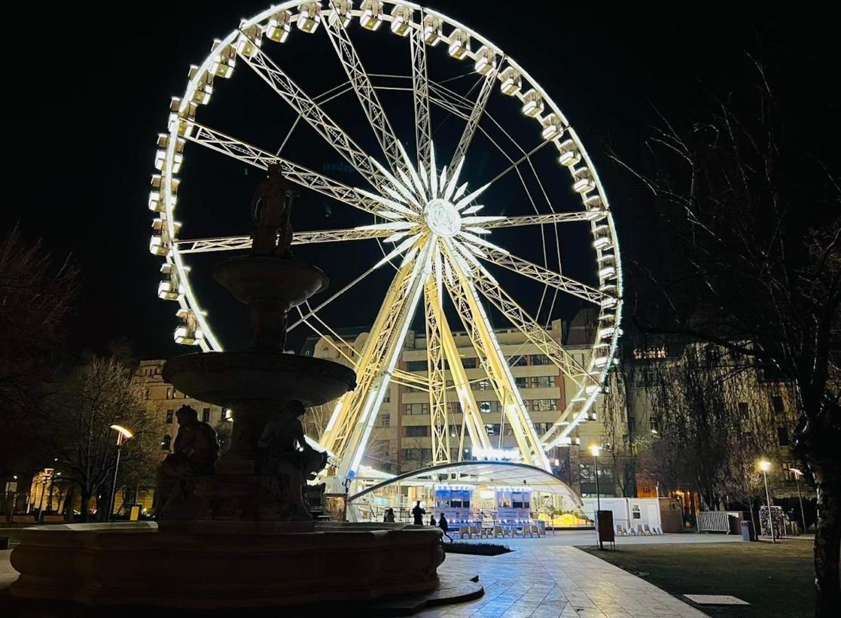 Downtown Deak-ferris Wheel Luxury *