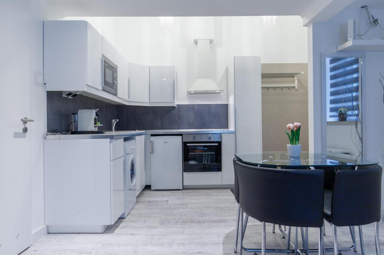 Sleek Minimalist At Inner Apartment *