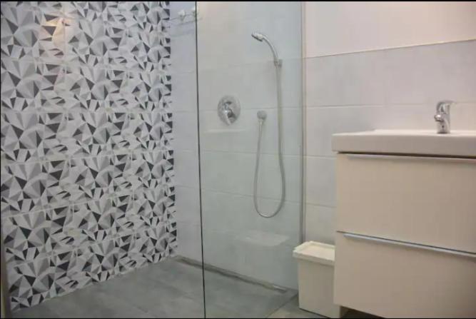 3bdr-2bath-3ac Design Apt, Central, Secured Parking, Quiet * Budapeszt