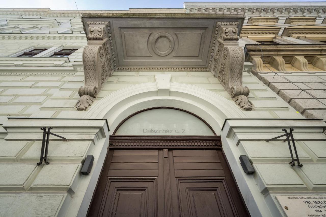Architecture Fan's Near Opera House *
