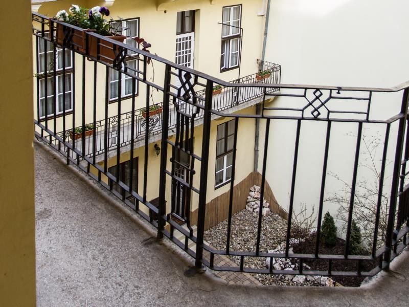 21 And 3* Budapest