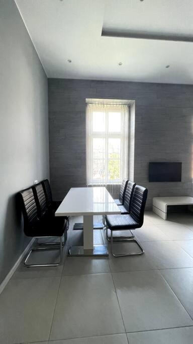 Apartment Renovated And Spacious Two-bedroom In