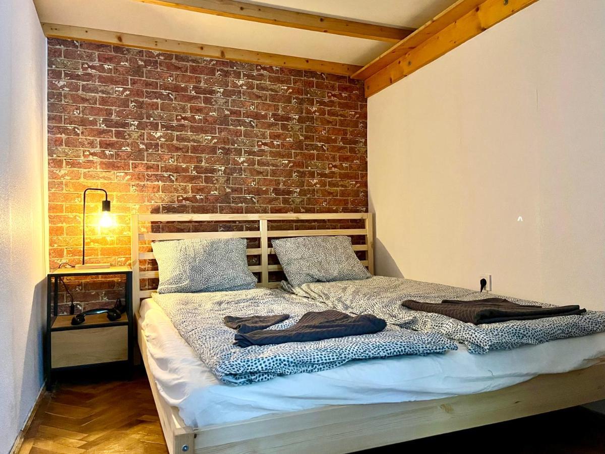 With Free Parking Apartman