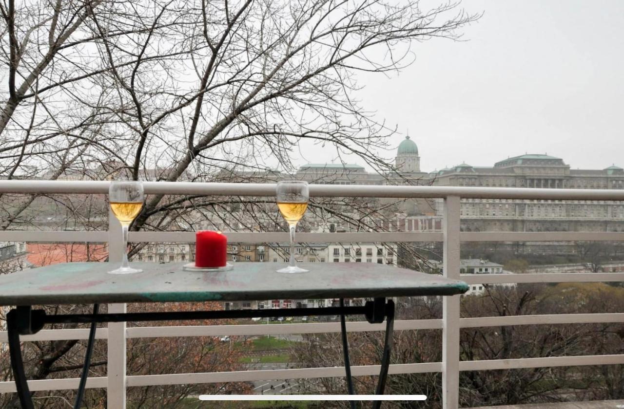 Luxury With Balcony View On Caslte *
