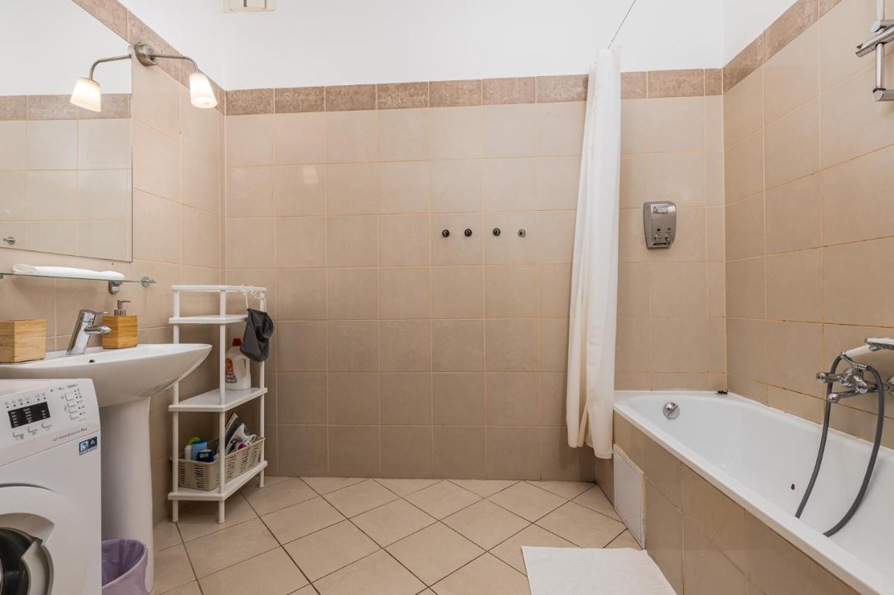 Cosy 1 Bedroom In Gozsdu Court Apartamento