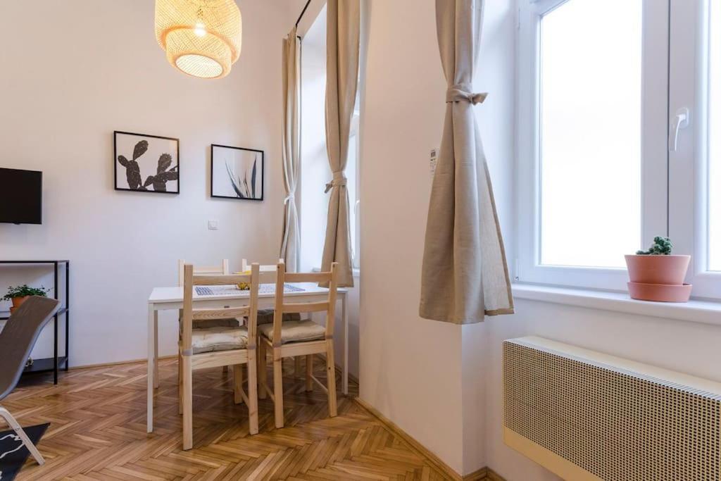 Cozy K8 In Party District. Apartament *