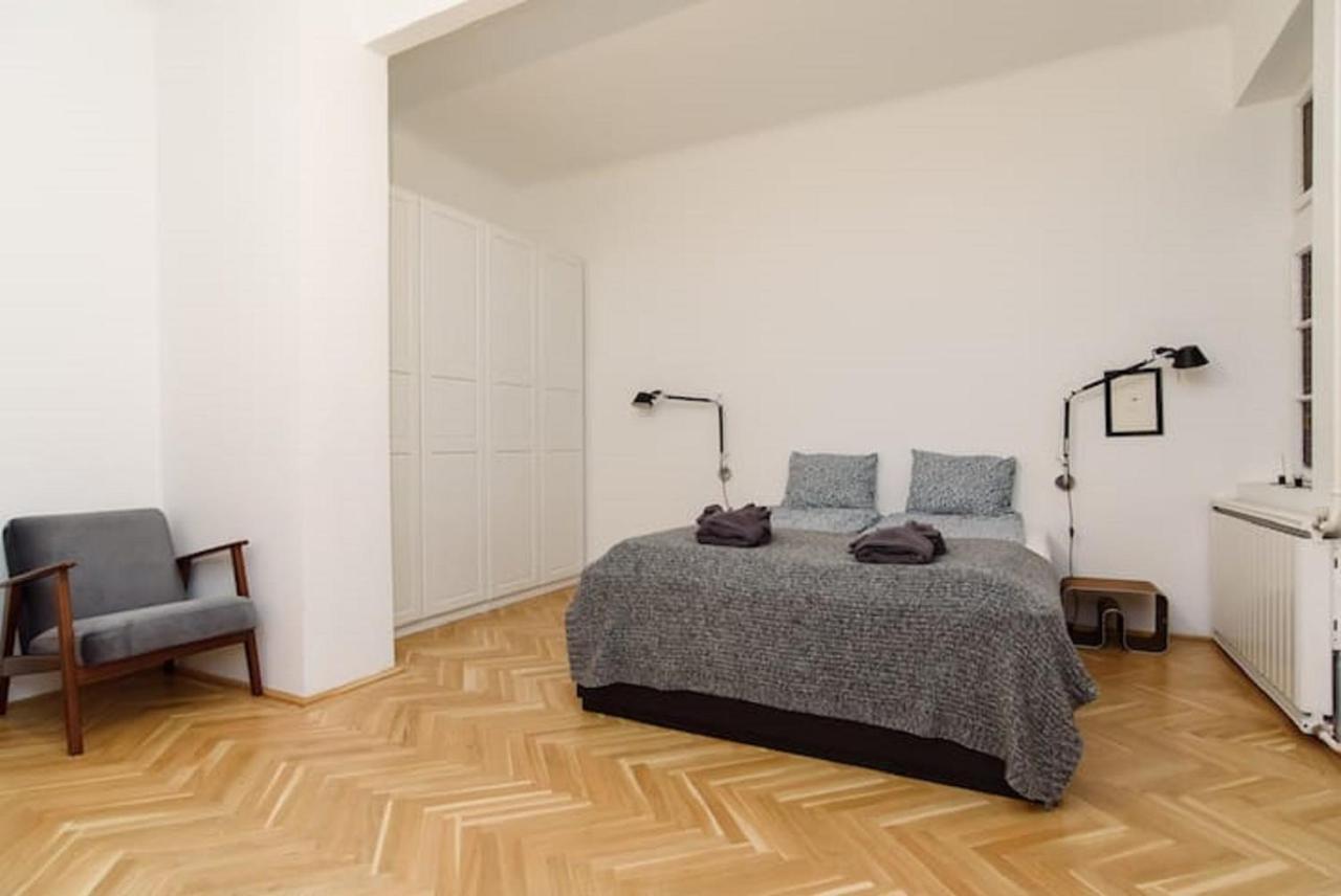 Klauzal W/3 Bedrooms, French Balcony