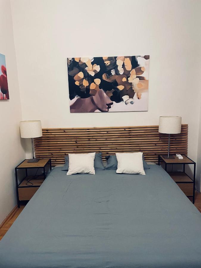 B * Budapest