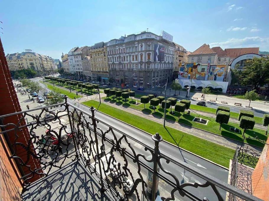 Extra Sok Szobas Apartman Kozpontjaban Appartement