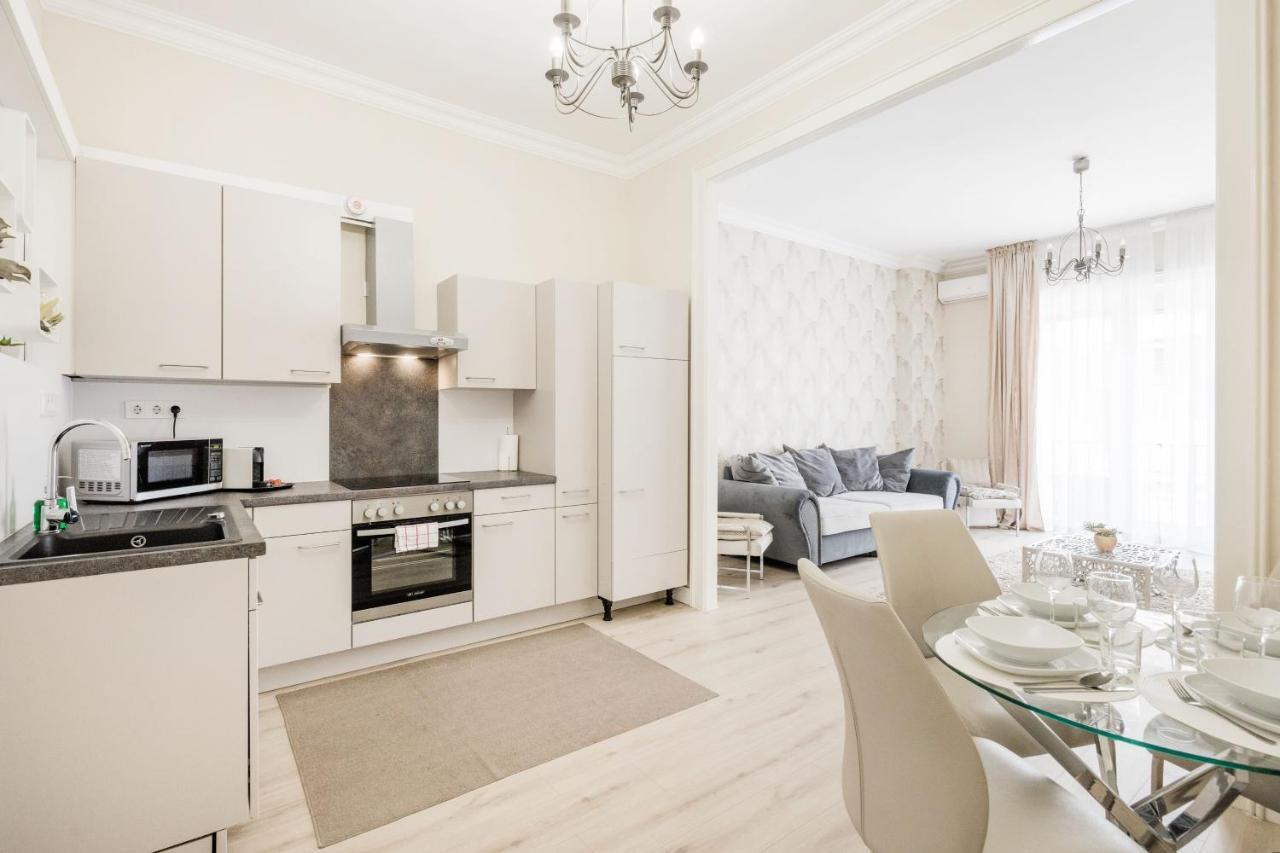 De Luxe 1-bedroom, 2-bathroom In The Center *