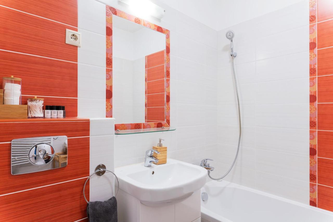 Floral - New In Town Apartment *