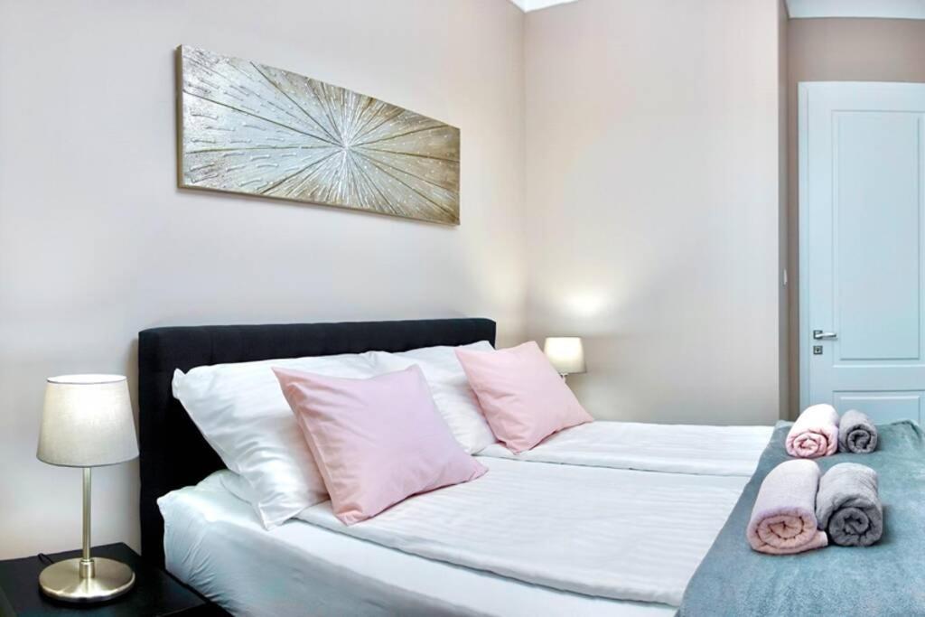 Parliament Square Apartment *