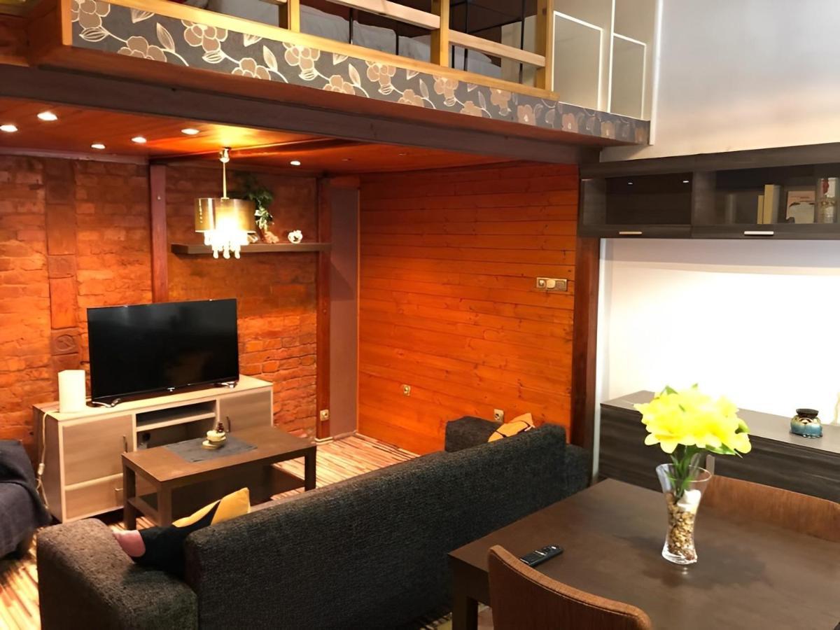 Modern Spacious In Center *