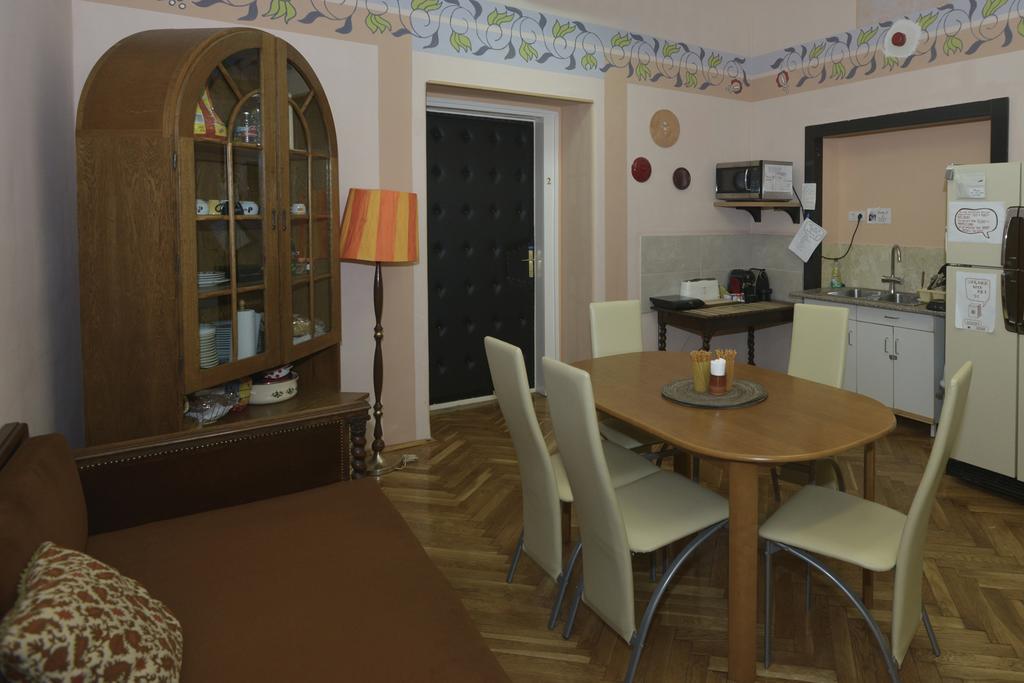 Yolo Hostal *