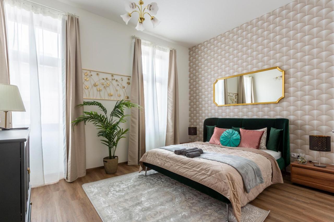 Explore From A Luxurious Cozy Appartamento Budapest