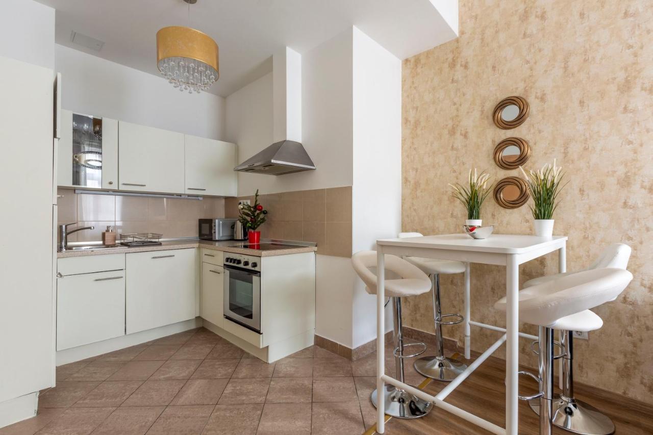 Explore From A Luxurious Cozy Appartamento