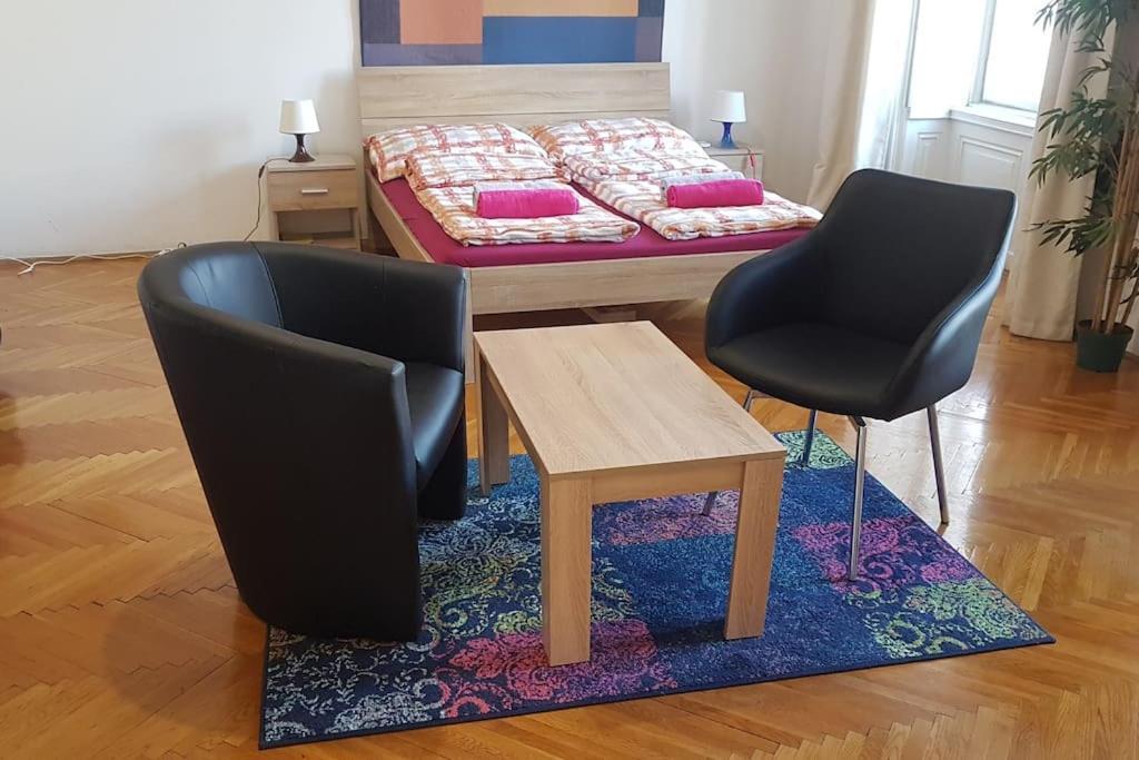 Gigantic Modern For Up To 10 Guests Next To Basilica! *