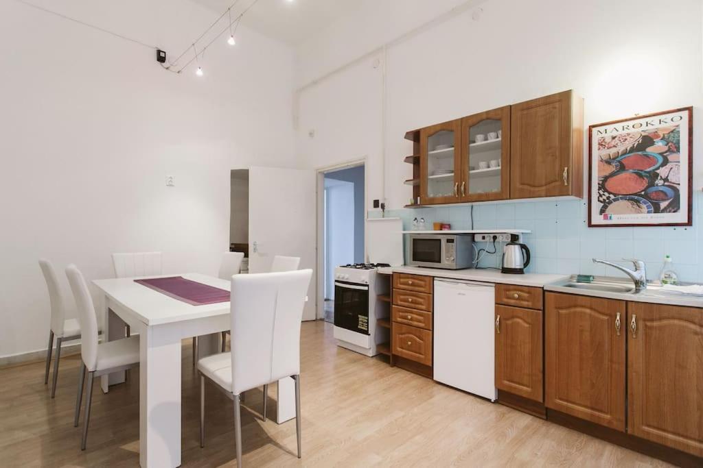Gigantic Modern For Up To 10 Guests Next To Basilica! *