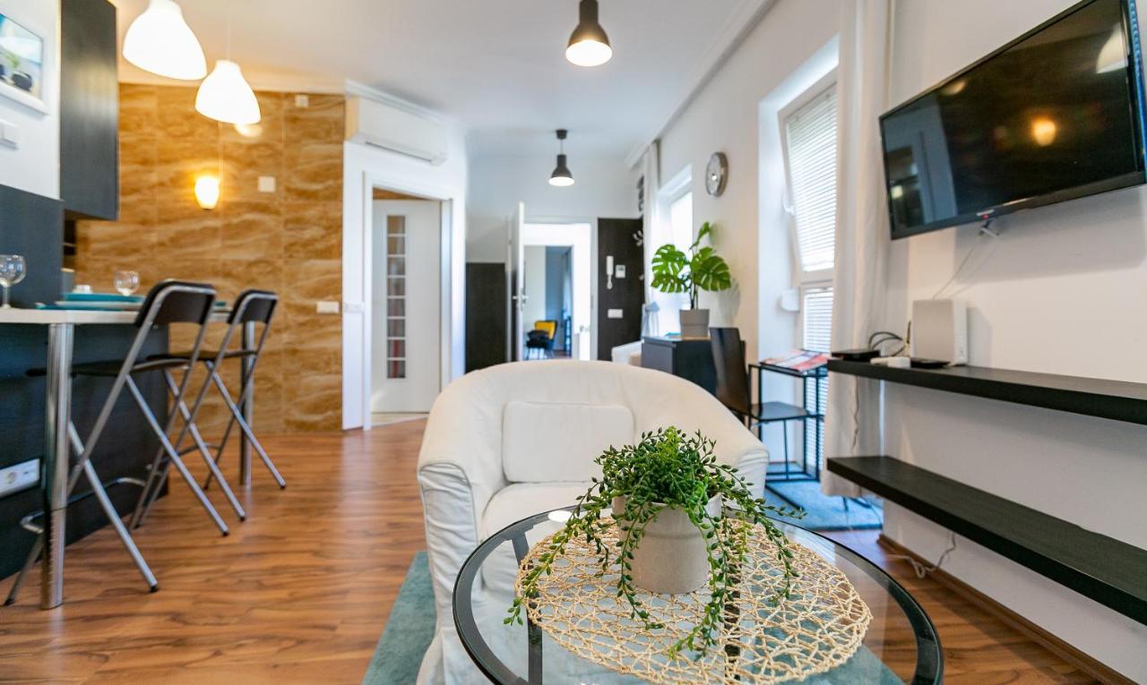 King Street Center Apartment *