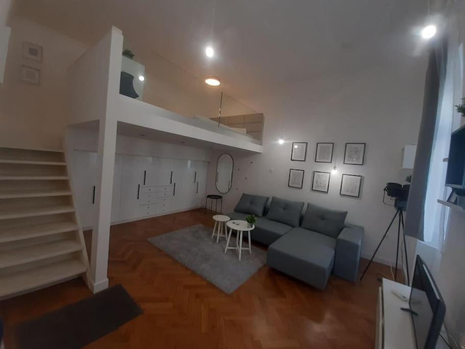 King Street Center Apartment *