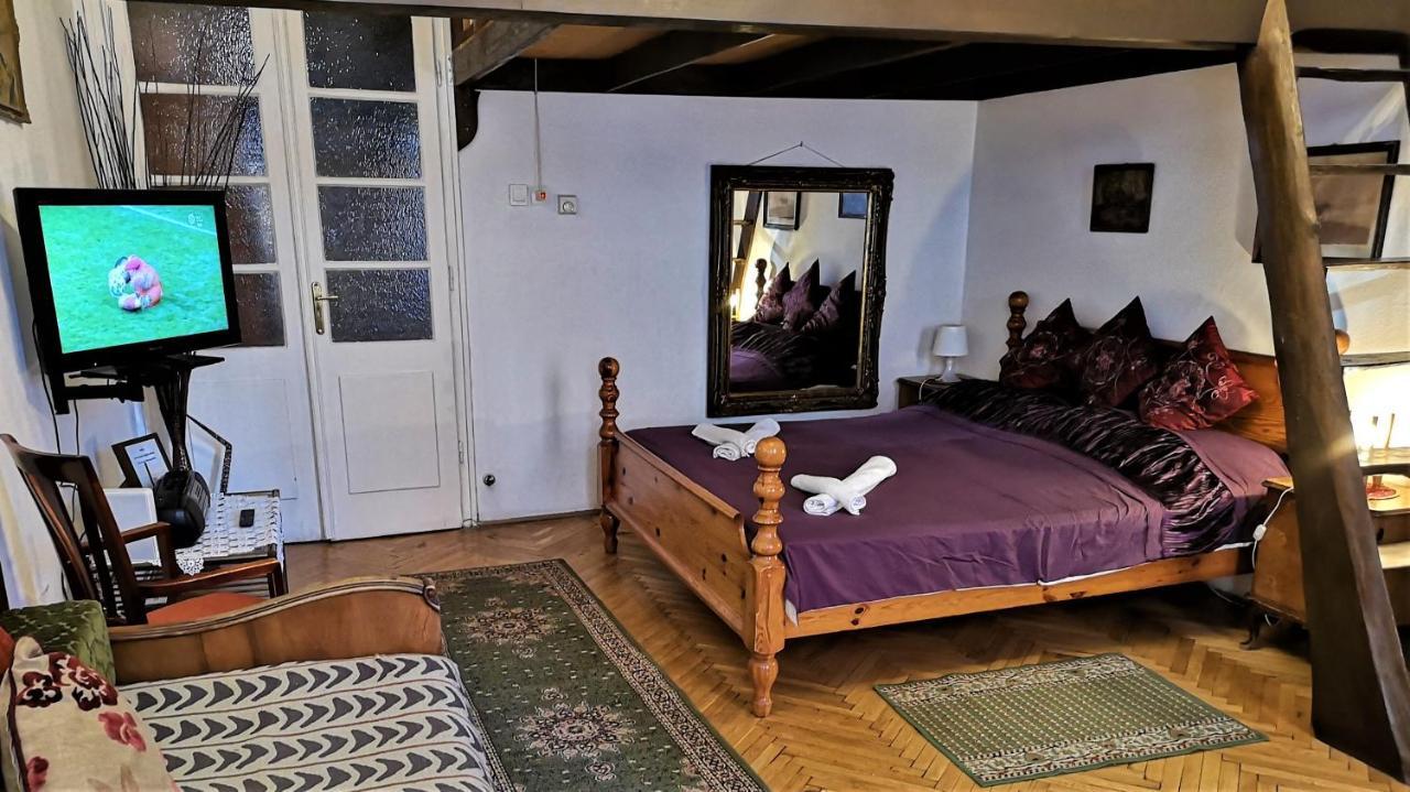 Locomotive Hostal *
