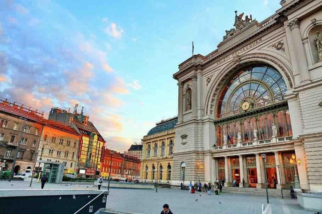 Keleti Palyaudvar Train Station-home Budapest