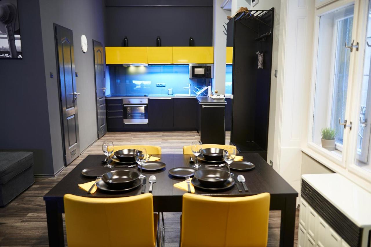 Location Yellow-black * Boedapest