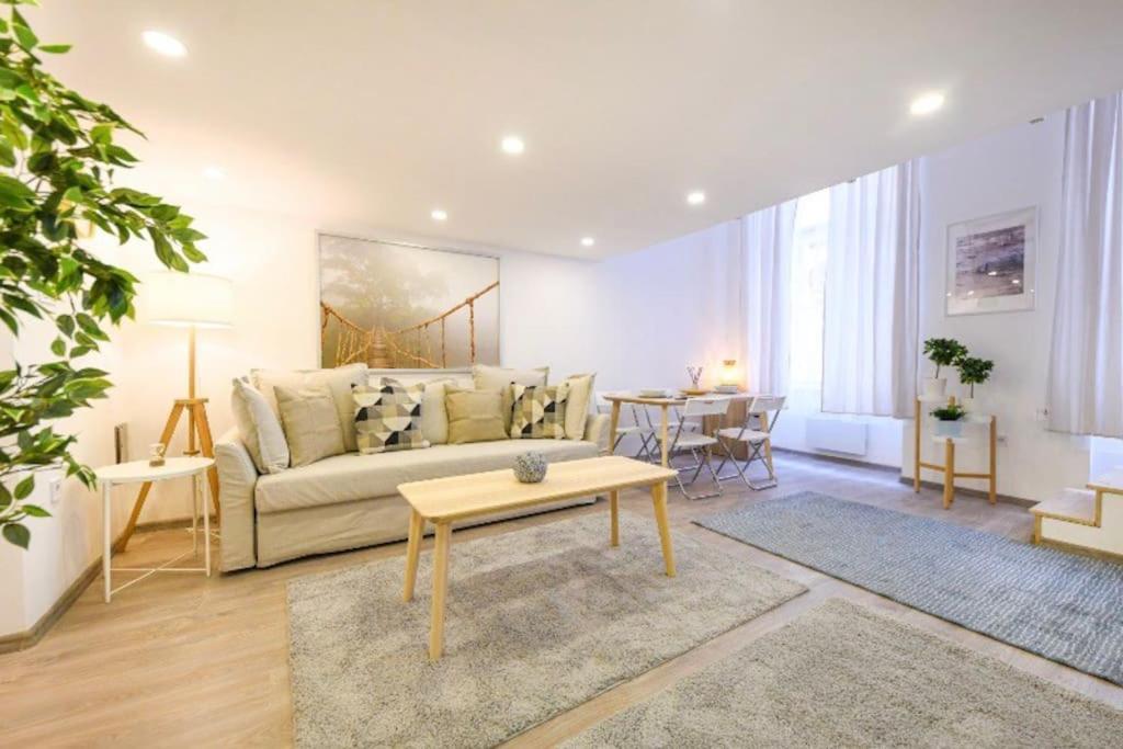 2 Bedroom Flat In Nyar Str., Boutique *