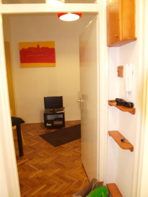 Charming Studio At The Danube Apartment Budapest