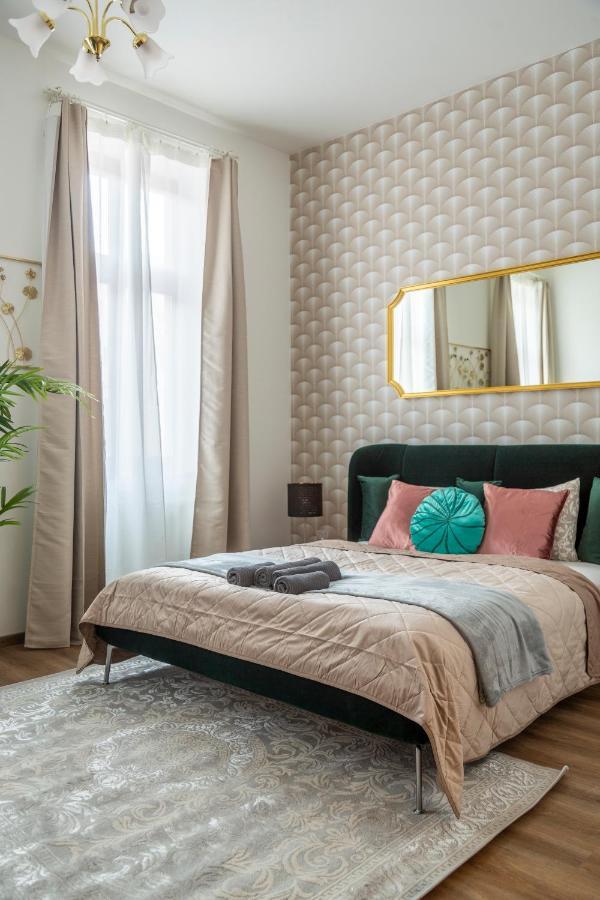 Explore From A Luxurious Cozy Appartamento