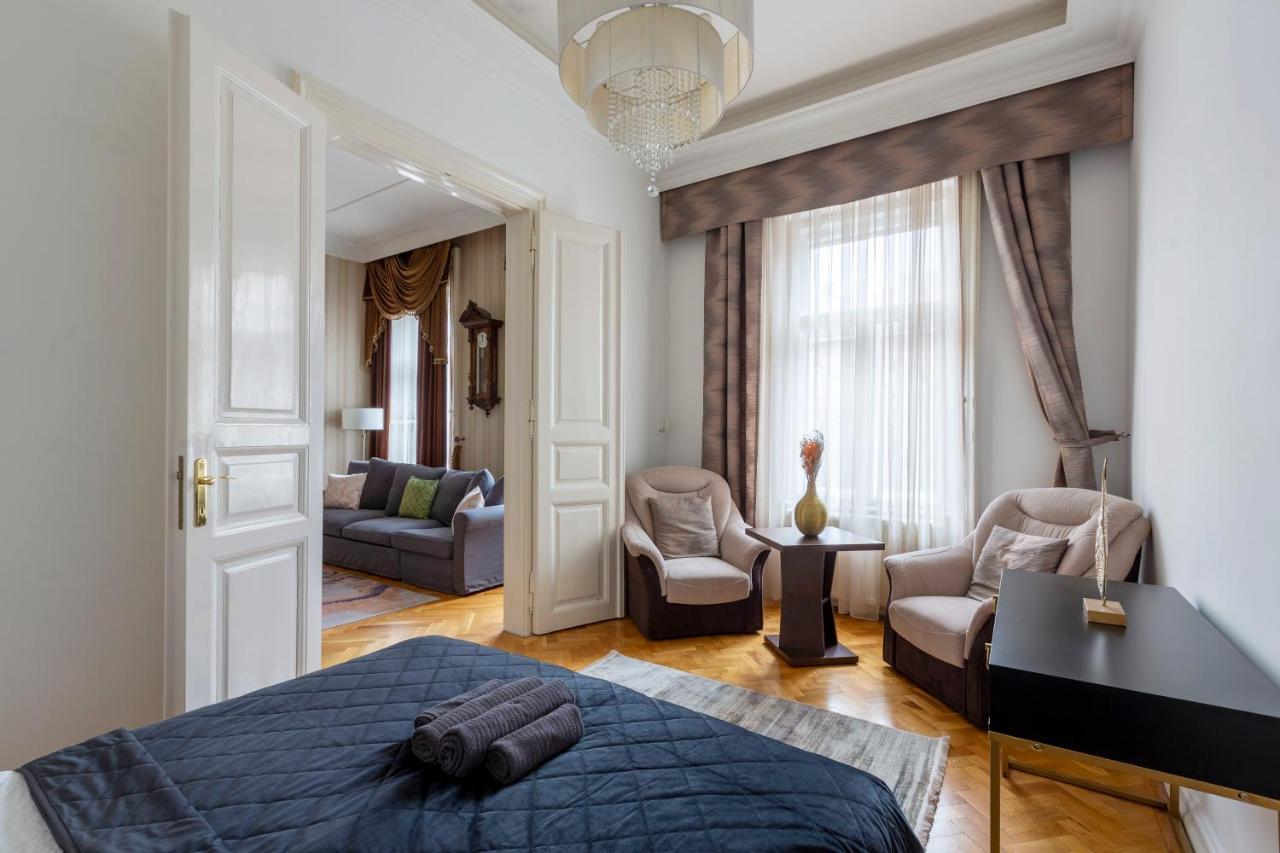 Apartment Luxury Next To The New York Cafe