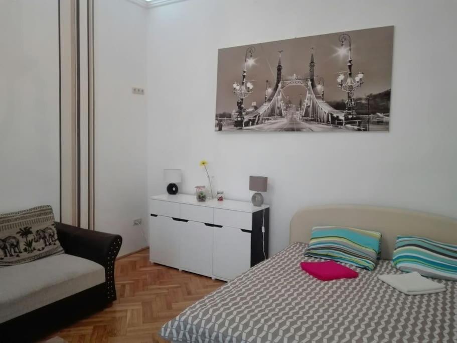 Sunshine Flat At The Blaha Apartment