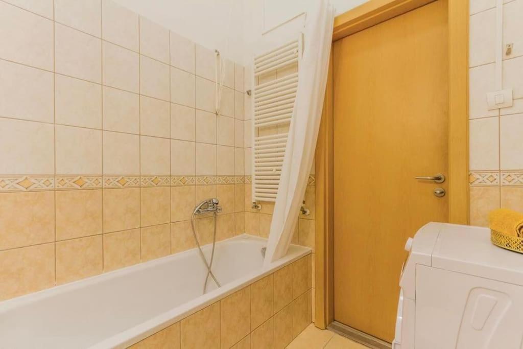 Lejlighed Trendy 2 Flat, Next To Corvin Mall Free Huge Garage! Ac,dishwasher,washmachine, Smart Tv