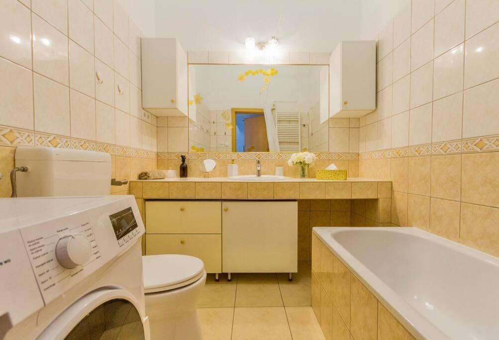 Lejlighed Trendy 2 Flat, Next To Corvin Mall Free Huge Garage! Ac,dishwasher,washmachine, Smart Tv *
