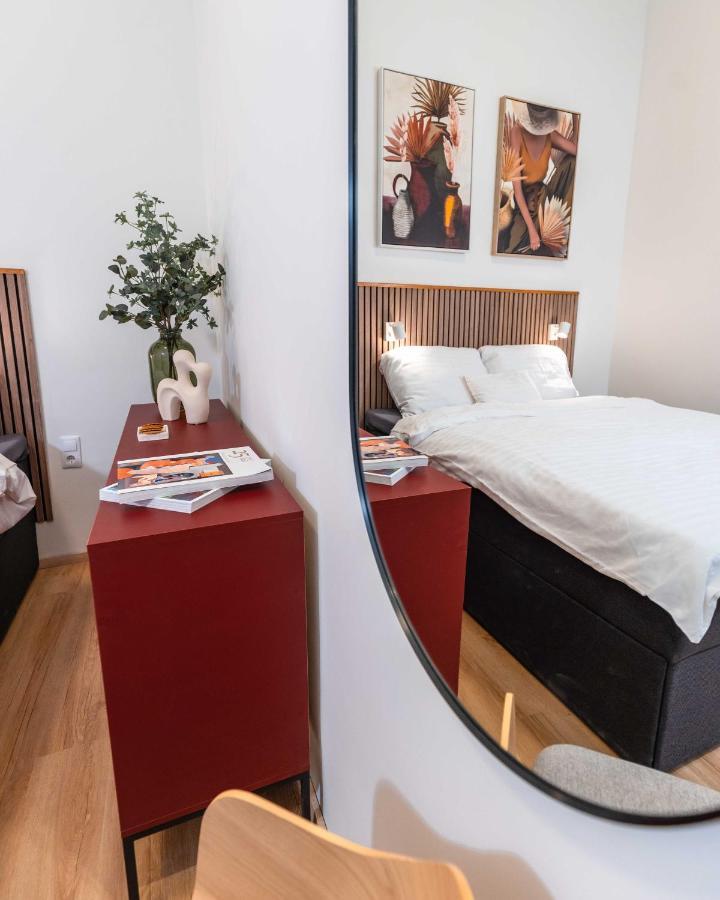 Modern French Balkony Apartamento