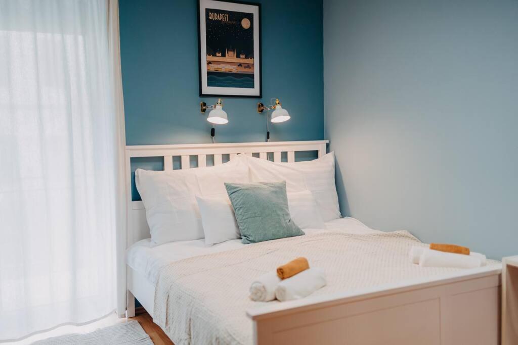 Orangehomes One Bedroom Art