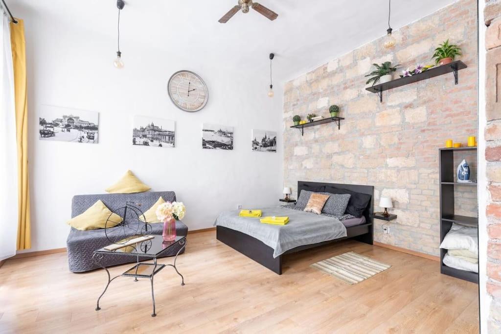 Vintage Style Cozy Downtown Apartment. *