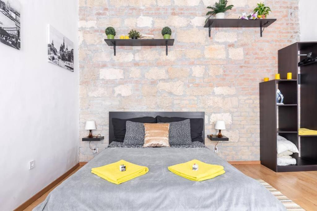 Vintage Style Cozy Downtown Apartment.