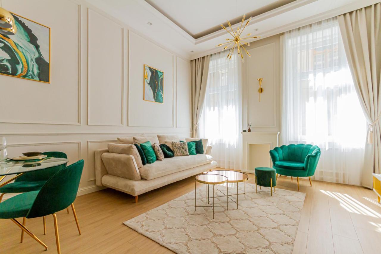 Luxury Apartment *
