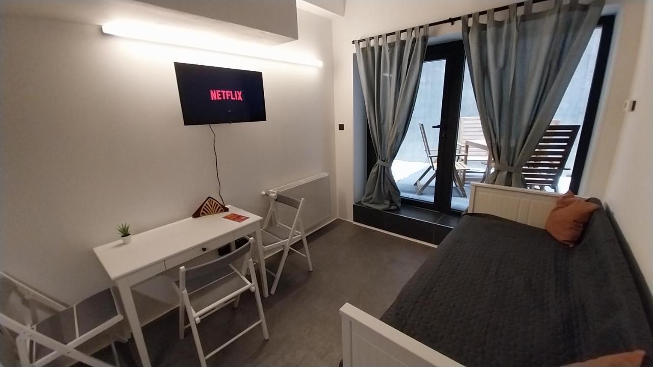 Peaceful Basement With Terrace & Free Gym Apartment Budapest
