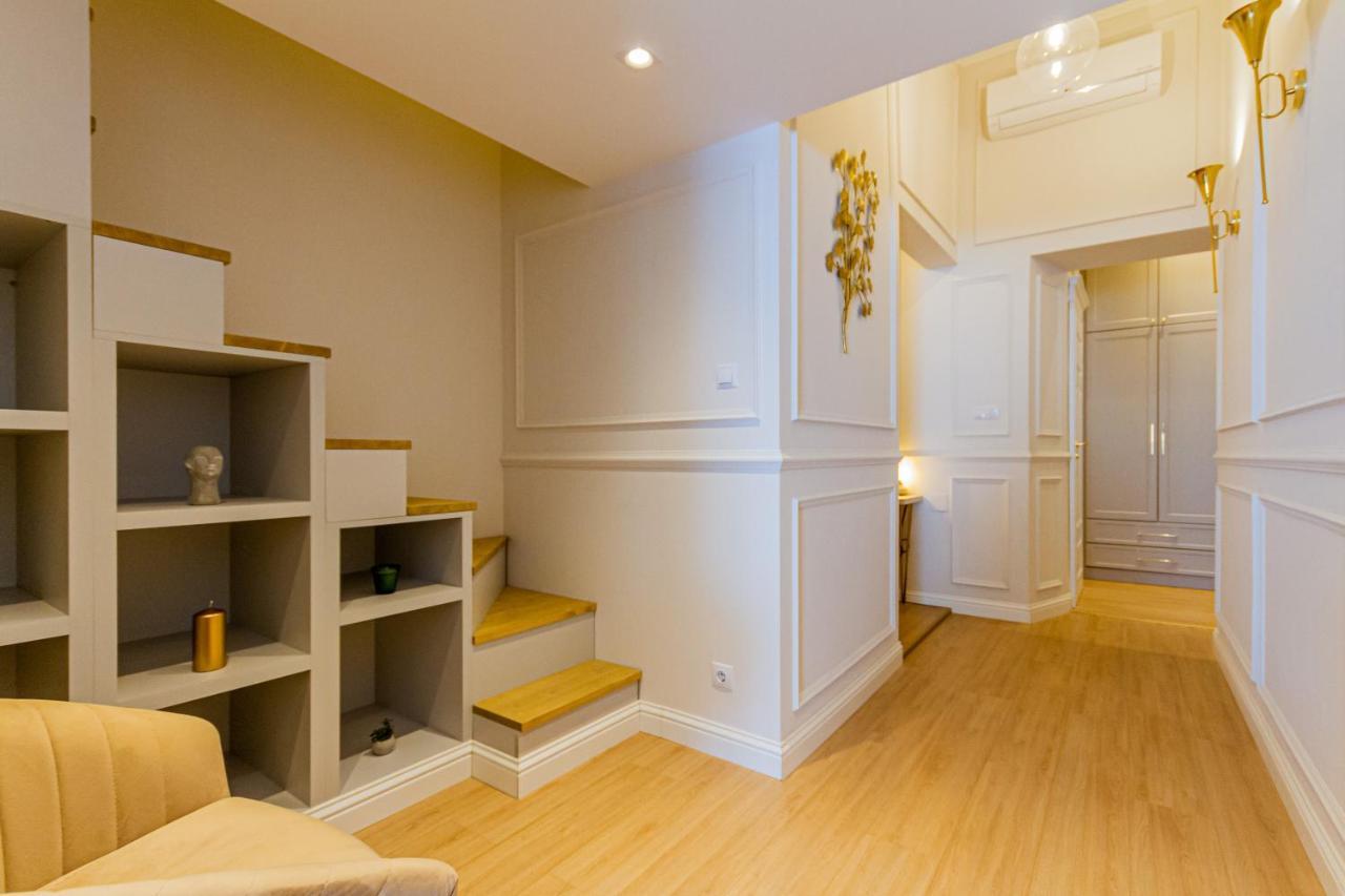 Luxury Apartment *