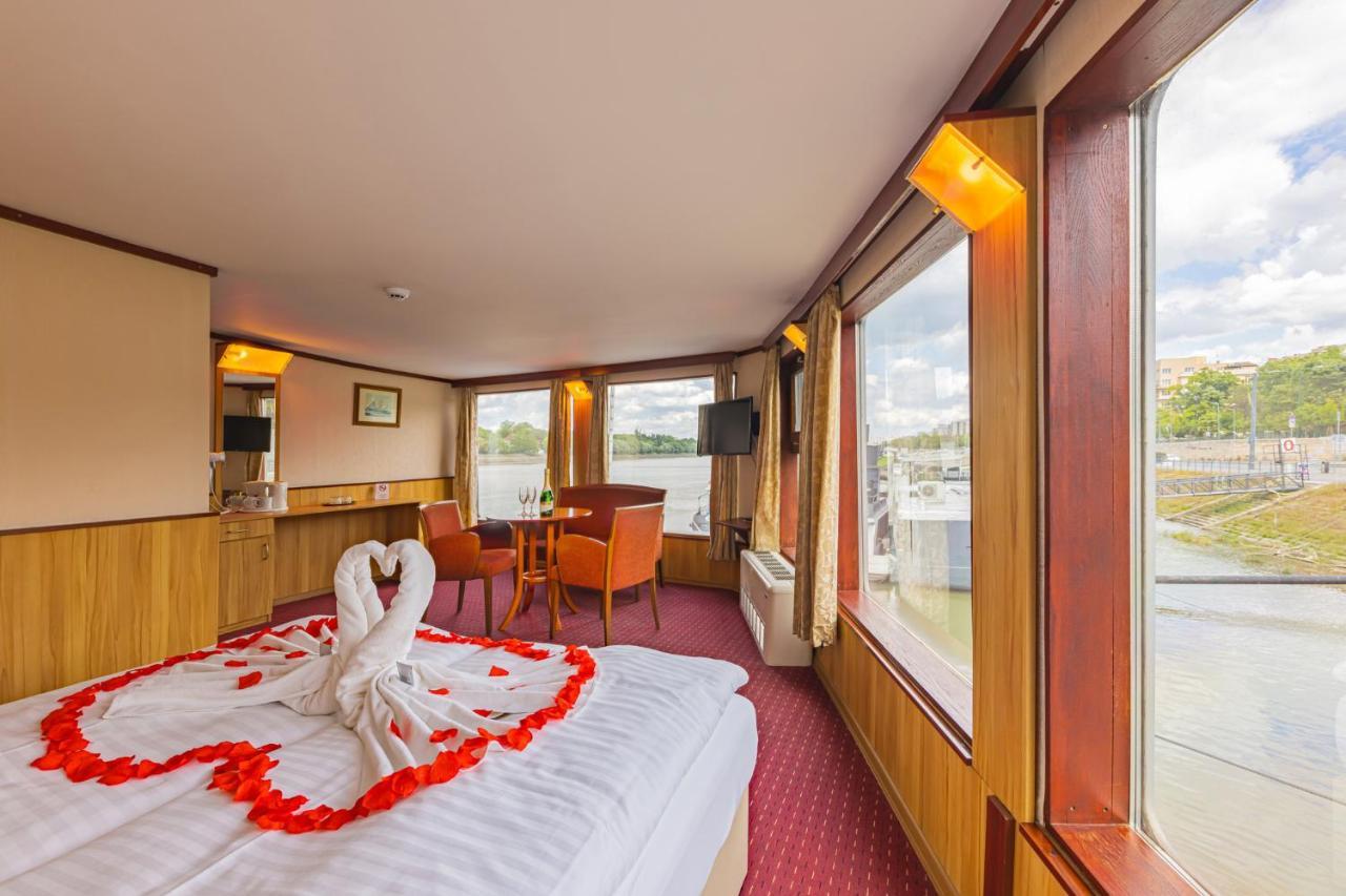 Fortuna Boat Botel 3*