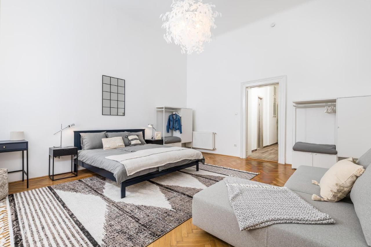 Apartment Center With Balcony *