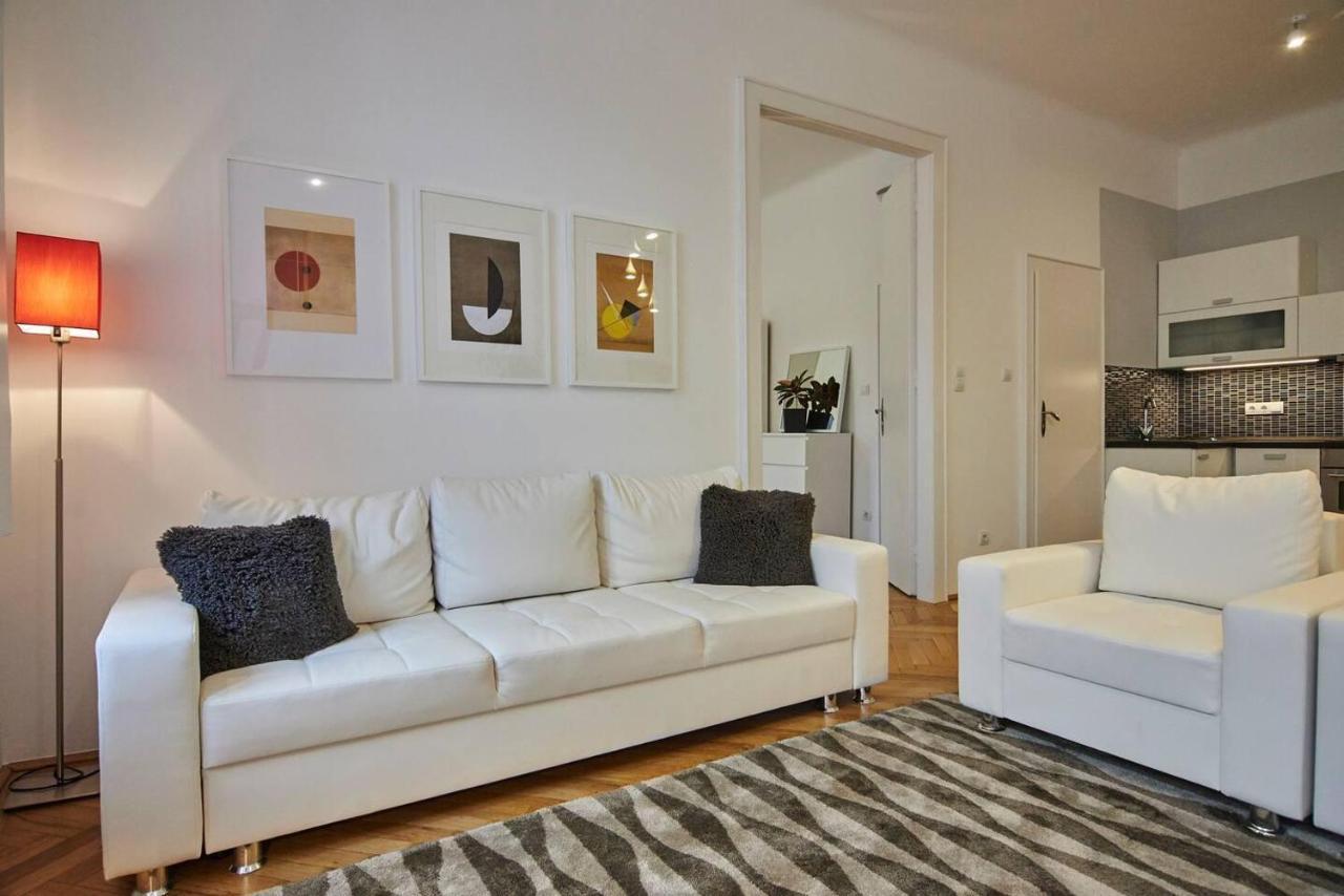Spacious 1 Bed Basilica - With Balcony *