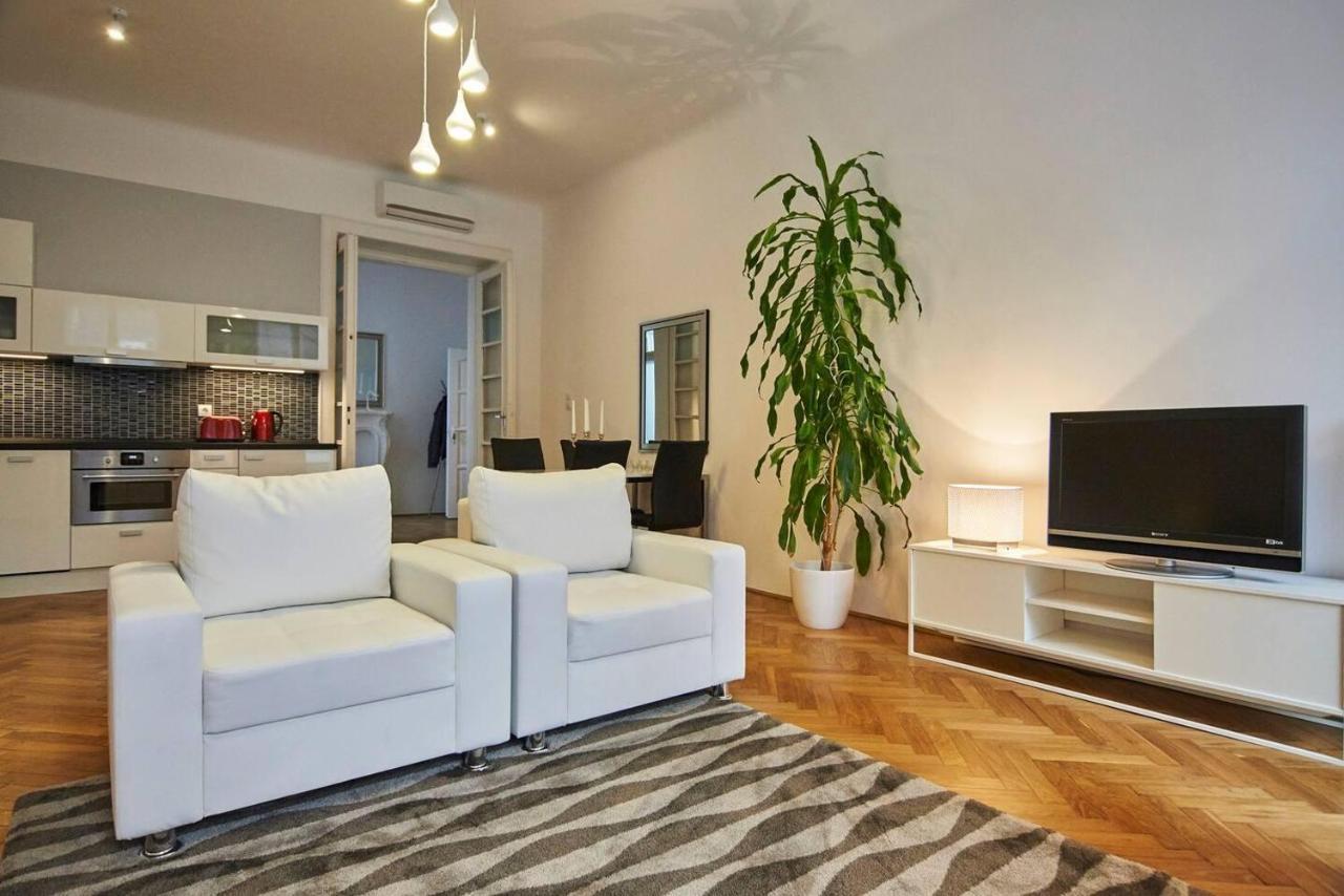 Spacious 1 Bed Basilica - With Balcony Appartement