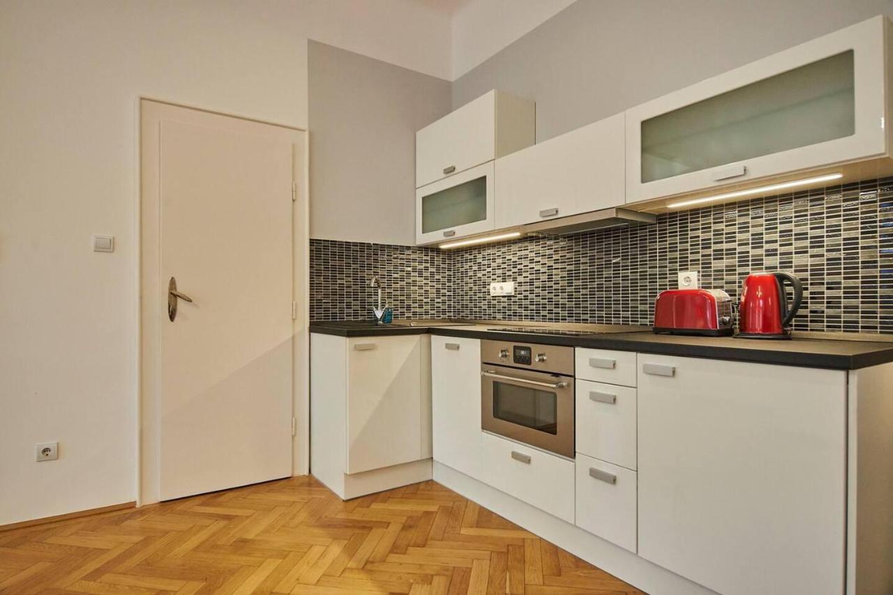Spacious 1 Bed Basilica - With Balcony * Boedapest