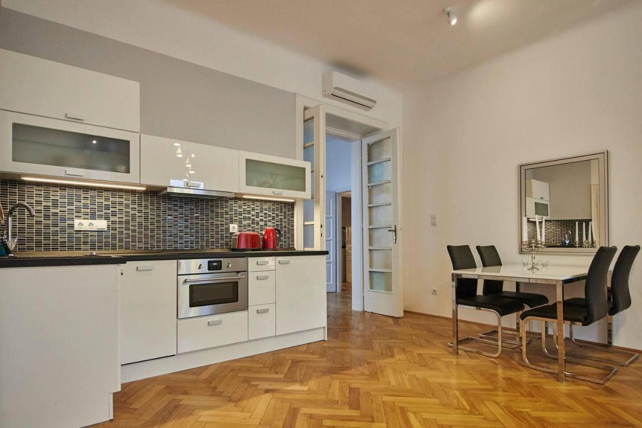 Spacious 1 Bed Basilica - With Balcony * Boedapest