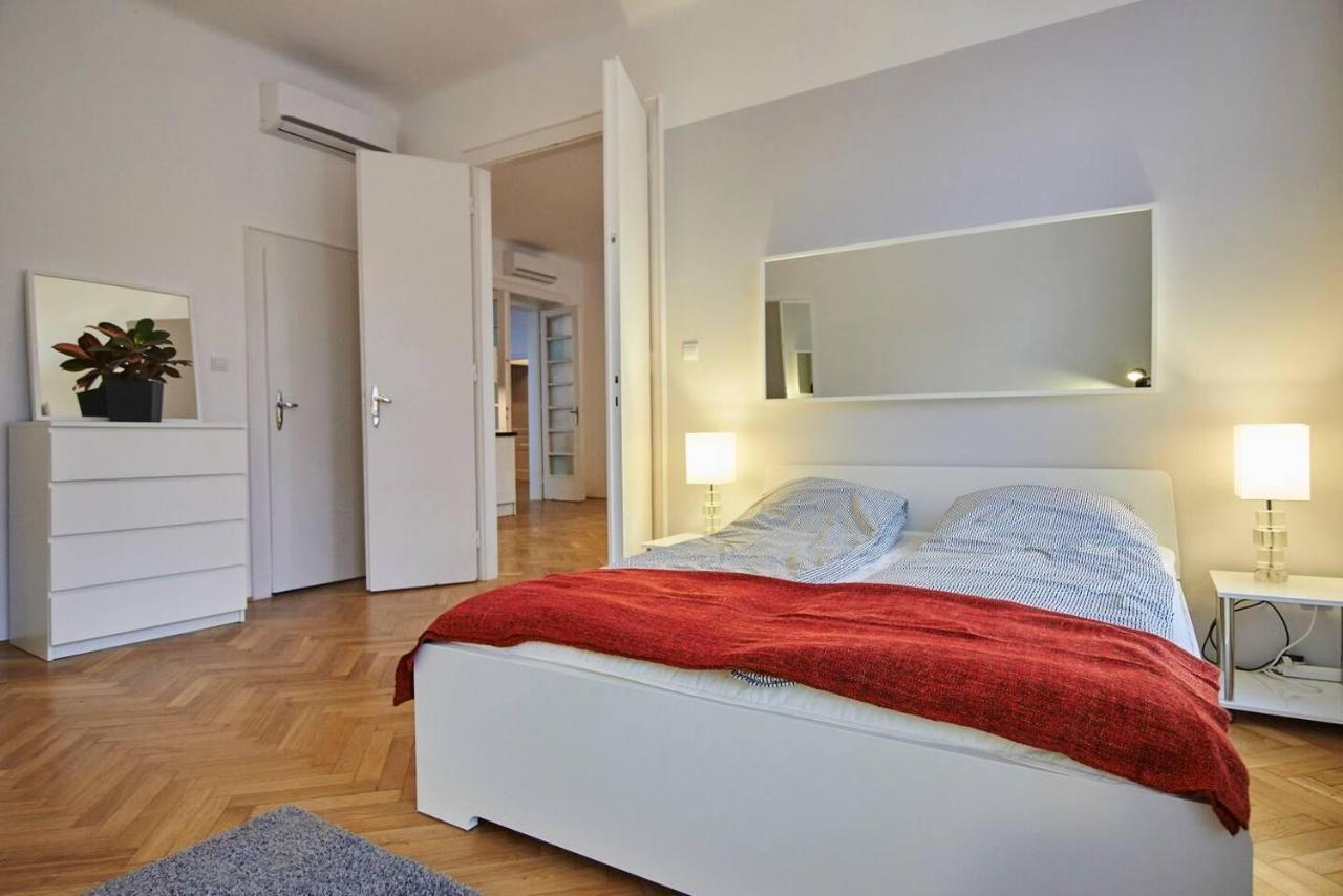 Spacious 1 Bed Basilica - With Balcony Appartement *