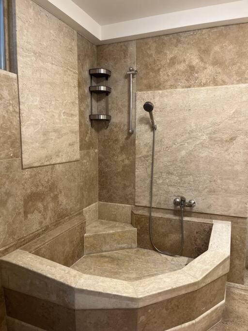 Apartamento Sunny/stylish Rooftop Home/private Balcony Shared Jacuzzi Budapest