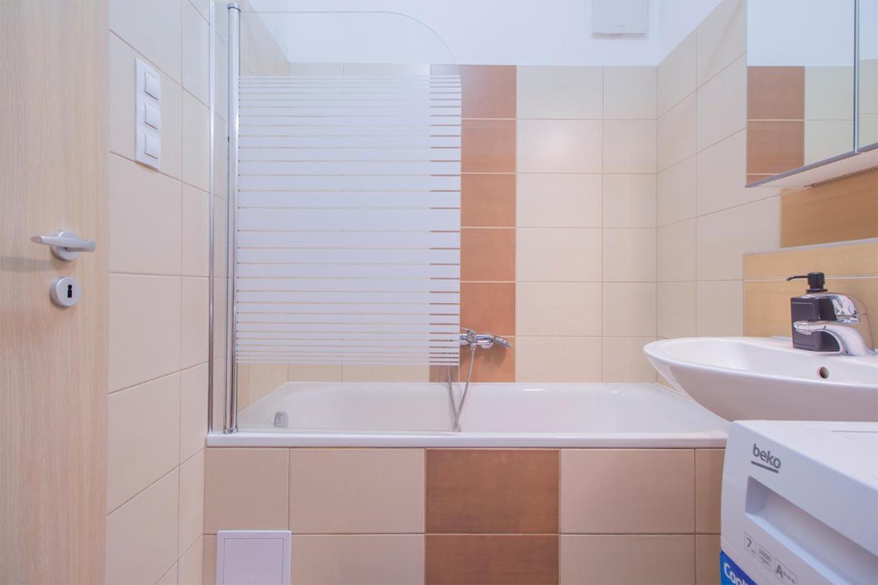 Spring House With Free Private Parking Apartman *